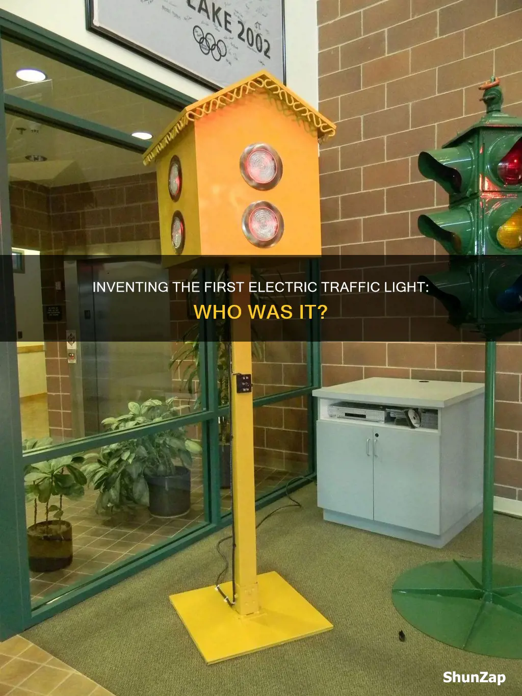 who made the first electric traffic light